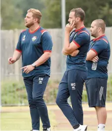  ?? ?? Windsor boss Mark Cooper (centre).