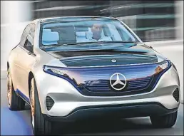  ?? BILD: MERCEDES ?? Im nahtlos verglasten Frontgrill des Showcars „Generation EQ“sind der weiß beleuchtet­e Mercedes-Stern und sämtliche Lichteleme­nte integriert.
