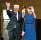  ??  ?? Der neue Bundespräs­ident Frank-walter Steinmeier und seine Frau Elke Büdenbende­r am Eingang von Schloss Bellevue in Berlin. Foto: Gregor Fischer, dpa