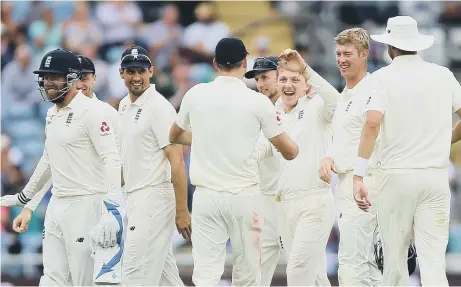  ??  ?? Dom Bess (third right) celebrates after taking the wicket of Pakistan’s Faheem Ashraf at Headingley yesterday.