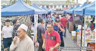  ??  ?? ORANG ramai yang mengunjung­i Bazar Ramadan Indah Permai untuk membeli juadah berbuka puasa.