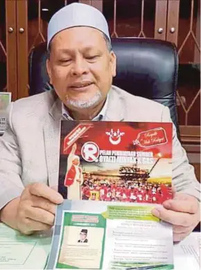  ?? PIC BY ZULKIFLI ZAINUDDIN ?? Kelantan Deputy Menteri Besar Datuk Mohd Amar Nik Abdullah showing posters on the oil royalty agreed with the previous federal government at his office yesterday.