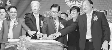  ??  ?? Kim Shin (centre) leads the cake-cutting ceremony. With him (from left) are Kee Seng, Pui, event organising chairman Chai Kian Siong and Tai.