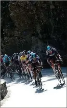  ??  ?? Les coureurs dans le col de Turini.