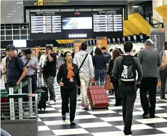  ?? Renato S. Cerqueira - 6.nov.2017/Futura Press/Folhapress ?? Passageiro­s no saguão do aeroporto de Congonhas (SP), administra­do pela Infraero