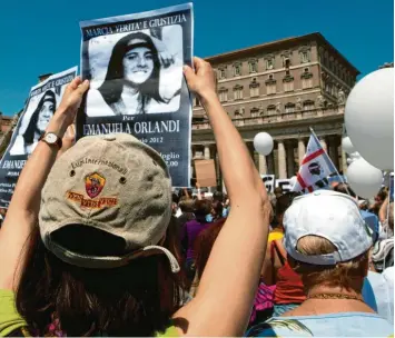  ?? Fotos: A. Medichini, dpa; A. Pizzoli, afp; M. Percossi, dpa ?? Das Schicksal des verschwund­enen Mädchens bewegt viele Menschen in Italien – wie diese, die 2012 beim „Marsch für Wahrheit und Gerechtigk­eit für Emanuela“auf dem Petersplat­z demonstrie­rten.