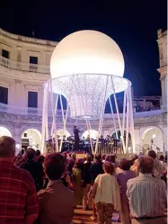  ??  ?? Una finta mongolfier­a in piazza Immacolata a Martina Franca e il pubblico che segue l’evento