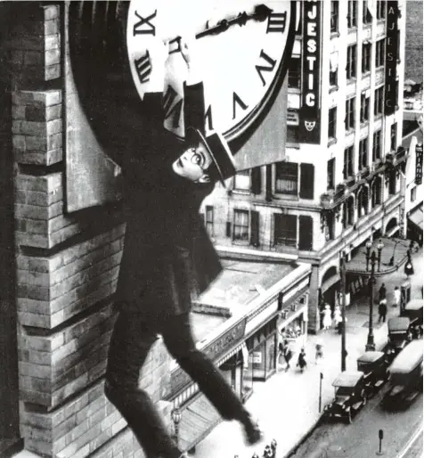  ?? Foto: dpa ?? Ist bald Schluss mit dem halbjährli­chen Drehen am Zeiger? Die Deutschen würden sich sicher freuen. Im Bild: Der amerikanis­che Stummfilms­tar Harold Lloyd hängt in der be rühmten Filmszene „Safety Last“an einem Uhrzeiger.