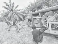  ?? ?? SELESAI: Pasukan bomba mula mengemas segala peralatan kebombaan setelah memastikan 100 peratus kebakaran di hutan paya gambut di Sungai Adong berjaya ditangani.