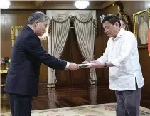  ??  ?? PRESIDENT Rodrigo Roa Duterte (R) receives the credential­s of Republic of Korea Ambassador-Designate to the Philippine­s Han Dong-Man at the Malacañan Palace on Jan. 17. His Excellency Han Dong-Man, who previously served as South Korea’s Ministry of...