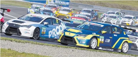  ?? FOTO: EHRENSPERG­ER ?? Meistens eher vorne im stattliche­n Feld der ADAC TCR Germany: Mike Halder aus Meßkirch (rechts, Startnumme­r 7).