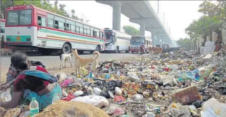  ?? DEEPAK GUPTA/HT PHOTOS ?? Heaps of garbage occupying nearly half the road in Mawaiyya. (Below) Trash lying on the roadside in Tudiaganj.