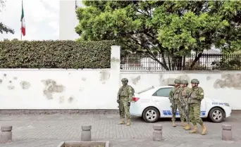  ?? REUTERS ?? Diplomatic crisis: Ecuadorian soldiers outside Mexico’s embassy in Quito on April 5.