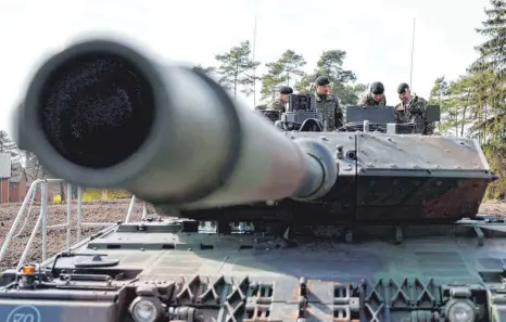  ?? FOTO: CHRISTOPH HARDT/IMAGO ?? Ein Leopard 2A6 der Bundeswehr. Solche Panzer hätte die Ukraine gerne, doch die Bundeswehr selbst hat zu wenige davon.