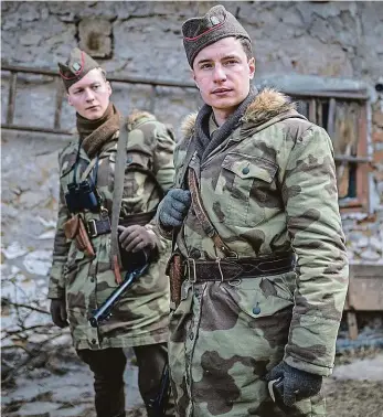  ?? Foto: TV Nova ?? Strážci hranic Členem jejich komunity je i legendární převaděč, kterého hraje Oskar Hes (v popředí).