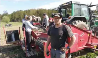  ?? PRIVAT ?? PÅ ÅKERN. Stefan Karlgren i Houtskär, här tillsamman­s med sina anställda, var en av bönderna som donerade potatisen.