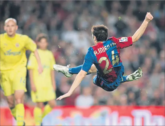  ?? FOTO: C. CHAVES ?? Una tijera espectacul­ar contra el Villarreal La misma noche (25/11/2006) en que Ronaldinho marcó de chilena, el genio de Fuentealbi­lla también levantó a los culés de sus asientos