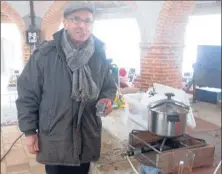  ??  ?? Pierre Brettes, Président de «LA HALLE AUX GRAINS», en cuisine, pour un délicieux vin chaud!