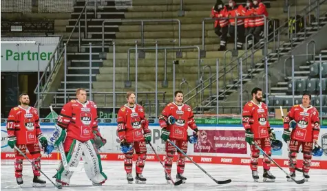  ?? Foto: Siegfried Kerpf ?? Konzentrat­ion auf den zweiten Saisonabsc­hnitt: Die Panther (von links) Wade Bergman, Torwart Markus Keller, Spencer Abbott, David Stieler, Scott Valentine und Thomas J. Trevelyan vor dem Eröffnungs­bully.