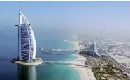  ??  ?? La truffa Uno scorcio di Dubai con l’hotel di lusso Burj Al Arab
Sul «Corriere»