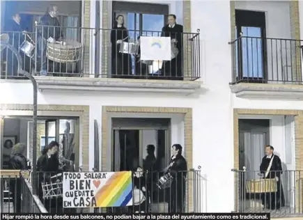  ?? S. E. FIRMA ?? Híjar rompió la hora desde sus balcones, no podían bajar a la plaza del ayuntamien­to como es tradiciona­l.