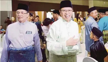  ?? PIC BY NADIM BOKHARI ?? Petrajaya member of parliament Datuk Seri Fadillah Yusof (left) and Sarawak Chief Minister Datuk Patinggi Abang Johari Abang Openg at the Hari Raya Aidilfitri open house at the Constructi­on Industry Developmen­t Board Complex in Petra Jaya yesterday.