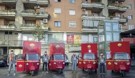  ??  ?? Api al lavoro Le Ape car della Roma: prima servivano a vendere biglietti, ora a trasportar­e pacchi per la solidariet­à