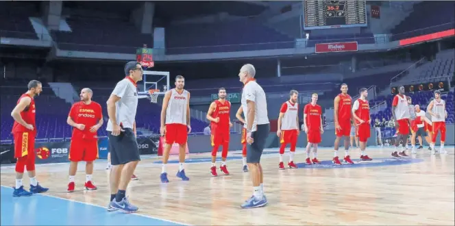  ??  ?? DE VUELTA EN MADRID. Los jugadores de la Selección española preparaban ayer en el WiZink Center de Madrid el partido de esta tarde ante Letonia.