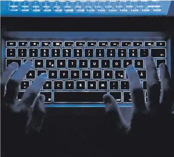  ?? FOTO: SILAS STEIN/DPA ?? Cybercrime hat viele Gesichter – und es kommen immer mehr dazu. Die Täter sind kreativ, wenn es um neue Angriffste­chniken geht. Und sie schlagen immer häufiger zu. Dagegen wappnet sich Baden-Württember­g.