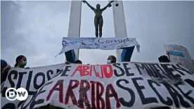  ??  ?? Protestakt­ionen in El Salvador nach der Absetzung aller obersten Richter
