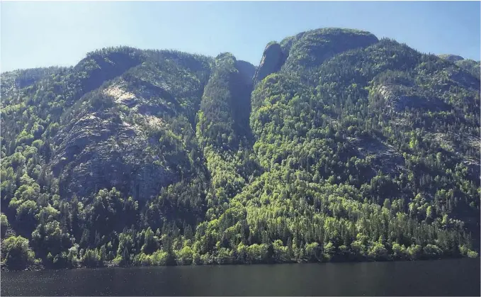  ?? FOTO: SØLVI RUI FEDOG ?? TRYGT HENGER DEN: Geologer mener det ikke er noen stor fare for at Spådomsnut­en i Flatdal skal rase ut.