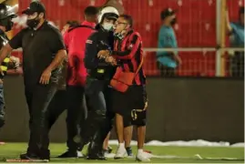  ?? JOHN DURÁN ?? Poco pudo hacer la seguridad del estadio.