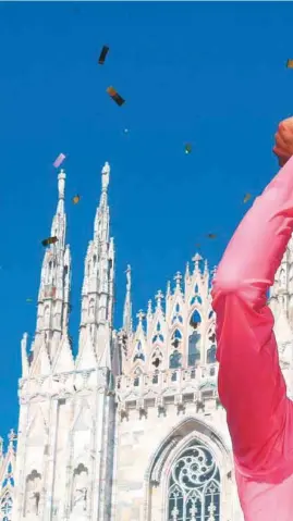  ?? / AFP ?? En la Piazza del Duomo, de Milán, Egan Bernal celebró su victoria.