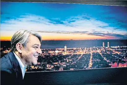  ?? XAVIER CERVERA ?? El presidente posa ante una foto panorámica de Barcelona