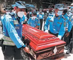  ?? FOTOS: EL HERALDO ?? El asesinato de los dos agentes generó indignació­n en los uniformado­s, muchos se apersonaro­n a la morgue para retirar los cuerpos.