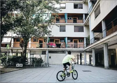  ?? ANA JIMÉNEZ ?? Patio de la Casa Bloc donde está el piso en el que un vecino guardó cinco meses el cadáver de su hermano