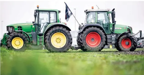  ??  ?? Streitbare Bauern: Landwirte aus ganz NRW blockieren seit Monatsanfa­ng immer wieder die Zentrallag­er der Lebensmitt­el-Discouter, um auf ihre Situation aufmerksam zu machen. In der Nacht zum Dienstag traf es die Handelsket­te Aldi . Foto: Hauke-Christian Dittrich/dpa