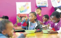  ?? Picture: Esa Alexander ?? Pupils tuck in at Molo Mhlaba School in Harare, Khayelitsh­a, courtesy of the Lunchbox Fund charity that provides meals to schoolchil­dren throughout SA.