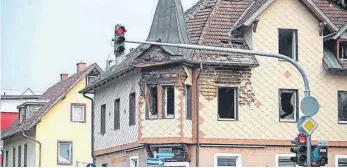  ?? FOTO: MARC EICH ?? Die Brandursac­he beim ehemaligen Weinhaus Schunk steht nun fest. Ein Handyakku, welcher sich wohl auf der Fensterban­k im Bereich des Erkers befand, hat das Feuer ausgelöst.