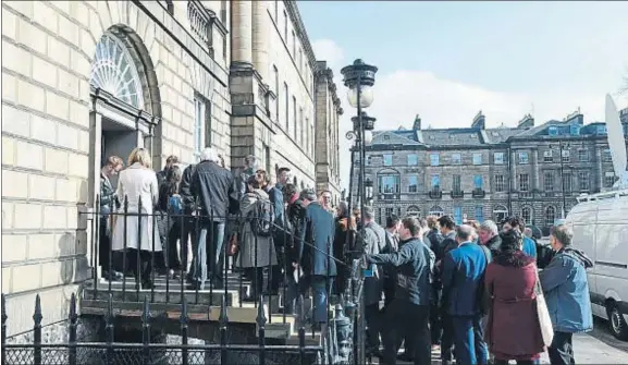  ?? LESLEY MARTIN / AFP ?? Los periodista­s se agolpan en la entrada de la residencia de la primera ministra de Escocia, en Edimburgo, para escuchar su discurso