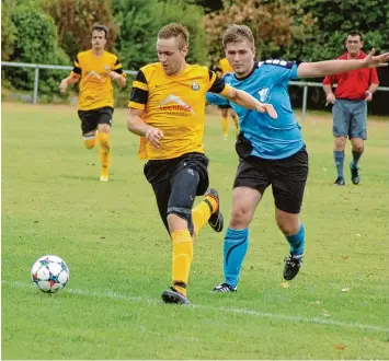  ?? Foto: Christian Kruppe ?? Viel besser als der FC Königsbrun­n steht derzeit die SpVgg Lagerlechf­eld (gelb, Mitte: Daniel Gleich) da. Auf beide Teams warten am Sonntag wieder spannende Partien.