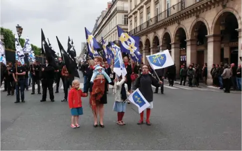  ??  ?? Les manifestat­ions se font en famille, avec les « militants de demain » . Ci-dessus, Morgane avec son premier enfant dans les bras, lors du défilé du 11 mai à Paris.
