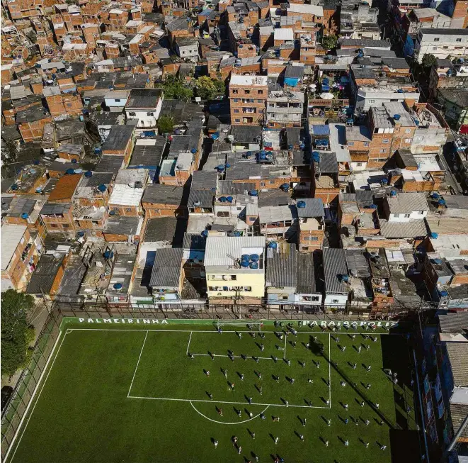  ?? Eduardo Knapp/Folhapress ?? Líderes comunitári­os de Paraisópol­is se reúnem em quadra de futebol da favela para discutir medidas de combate à pandemia