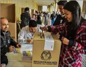  ?? (Photo AFP) ?? Près de  millions d’électeurs votaient hier par référendum sur l’accord de paix historique négocié avec la guérilla marxiste des Farc.