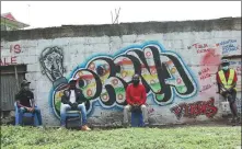  ?? OTIATO OPALI / CHINA DAILY ?? Young people show off their graffiti amid the coronaviru­s pandemic in Nairobi, Kenya.