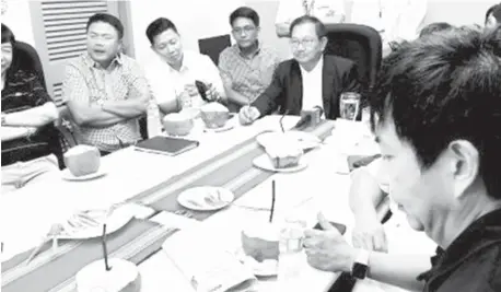  ?? PHOTO BY LILYBETH G. ISON) (PNA ?? MEAT IMPORTATIO­N. Agricultur­e Secretary Emmanuel "Manny" Piñol meets with hog raisers and stakeholde­rs at the DA central office in Quezon City on Monday (May 27, 2019). The hog raisers are appealing for the suspension of meat importatio­n.