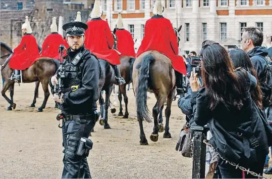  ?? LUKE MACGREGOR / BLOOMBERG ?? Un Londres blindat recupera la normalitat.
Londinencs i turistes van recuperar ahir el pols de la ciutat, tot i que la presència de policies en alerta era molt nombrosa. A la foto, el canvi de guàrdia del palau de Buckingham.