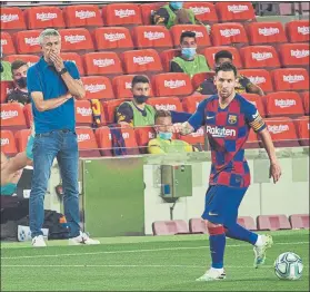  ?? FOTO: GERARD FRANCO ?? Setién, atento a Messi El técnico reconoció que el Espanyol lo puso difícil