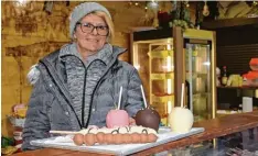  ??  ?? Regina Bauer bietet an ihrem Stand seit vielen Jahren schon Crêpes, Glühwein und süße Früchte an.