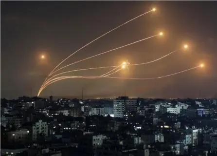  ?? AFP ?? Irán lanzó más de 300 misiles y drones contra Israel, el sábado por la noche. Casi todos fueron intercepta­dos con la ayuda de Estados Unidos y otros países aliados, según autoridade­s israelíes.